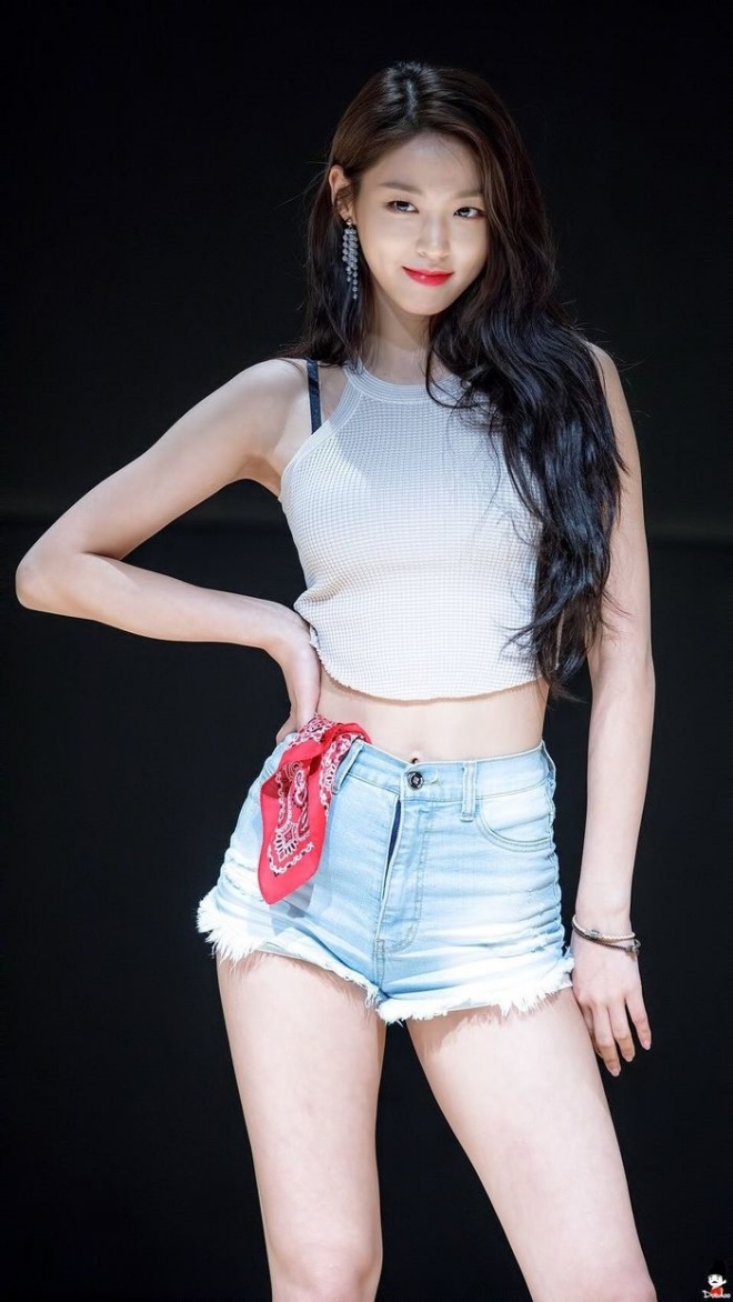 Seolhyun bị chê chân dài não ngắn vì IQ thấp, thiếu kiến thức lịch sử.