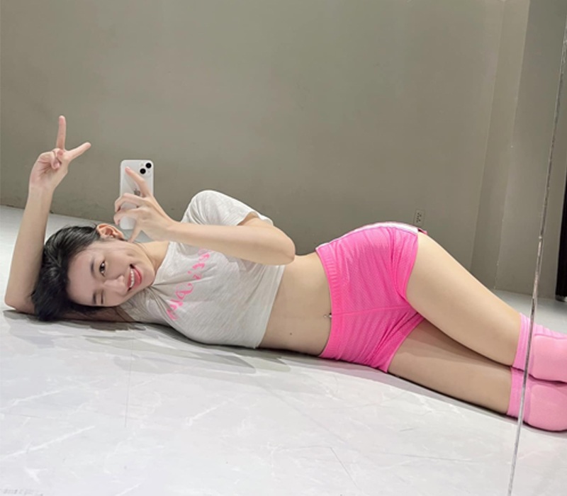 Xuân Mai là fan cứng của bộ môn sexy dance nên những lần xuất hiện với đồ tập nhảy bó sát của cô giáo luôn thu hút nhiều lượt tương tác.
