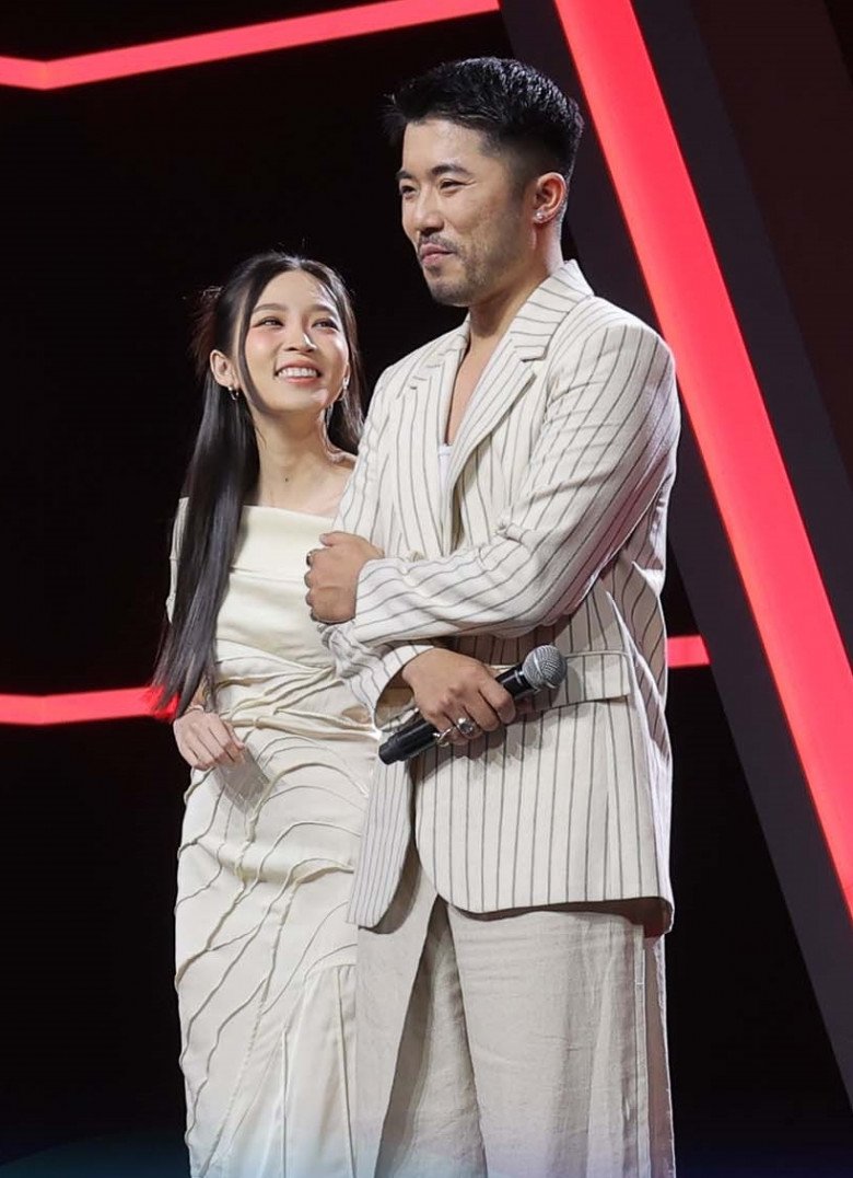 Linh chia sẻ cả 2 đã yêu nhau được 8 năm, gặp nhau ở ngày đầu tiên cô đến trường khi cả 2 đang theo học bên Mỹ.