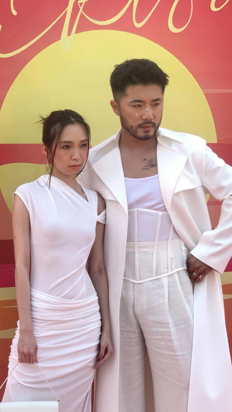 Diễn viên Quốc Khánh cũng thắc mắc: “Anh có phải là người trong gia đình của chú Xuân Hinh không ta?” khiến ban cố đứng hình một phen.