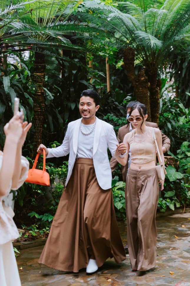 Đức Triệu đã từng lựa chọn xuất hiện đầy bất ngờ và mới mẻ khi anh đã lựa chọn mặc váy đi sự kiện khiến ban cố vấn không khỏi bàng hoàng.