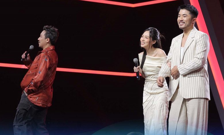  Sự thật anh chính là con rể của danh hài Xuân Hinh và đứng bên kên anh là con gái của nghệ sĩ hài. Trấn Thành hỏi ngay: “Bố em có biết em đến đây và có nói gì không?”