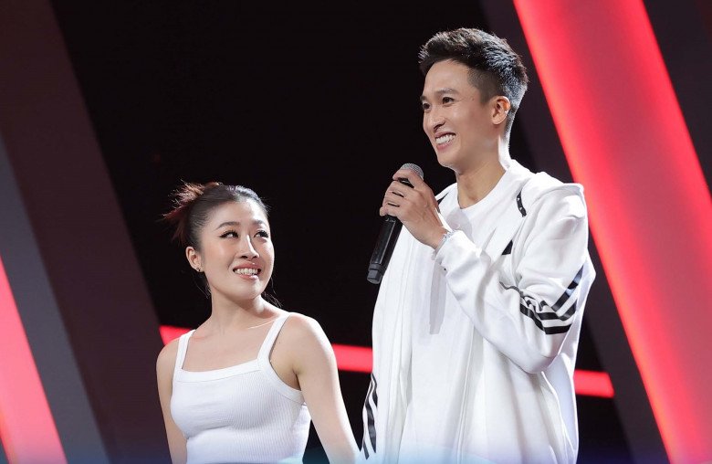 Người yêu Thoại Khương cũng chính là bạn nữ dancer xuất hiện trong phần lộ diện của anh. Khương chia sẻ anh và bạn gái đã có 1 năm bên nhau.