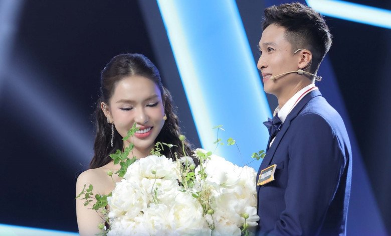 Thoại Khương – chàng trai đã lọt vào tầm ngắm và được trao bó hoa từ tay Mỹm Trần, đã khiến ban cố vấn vô cùng lo vì đã có 2 cực phẩm độc thân ra về.