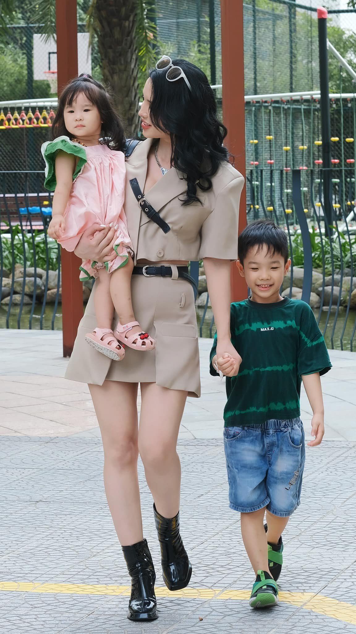 View - Mẹ bỉm 2 con thẩm mỹ đổi đời, đứng cạnh Hoa hậu Thùy Tiên vẫn đẹp rạng ngời, khó bị lấn át