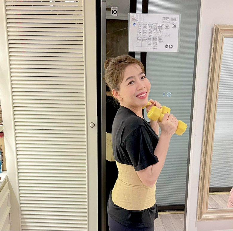 MC Diệp Chi cũng tranh thủ thời gian rảnh rỗi tại nhà để thực hiện các bài tập nhẹ nhàng. Cô cũng không bỏ qua những loại latex nịt bụng, giúp cố định vòng 2 được thon gọn hơn.