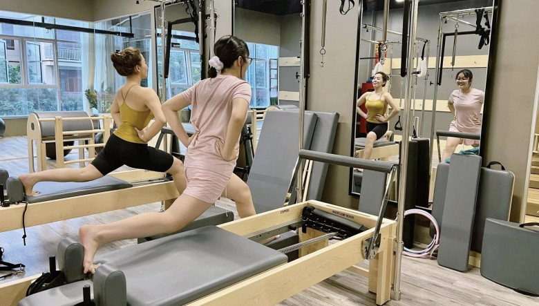 Cô cũng không ngại chi tiền đến các phòng tập pilates chuyên nghiệp, có giá không hề rẻ để cùng con gái tập luyện.