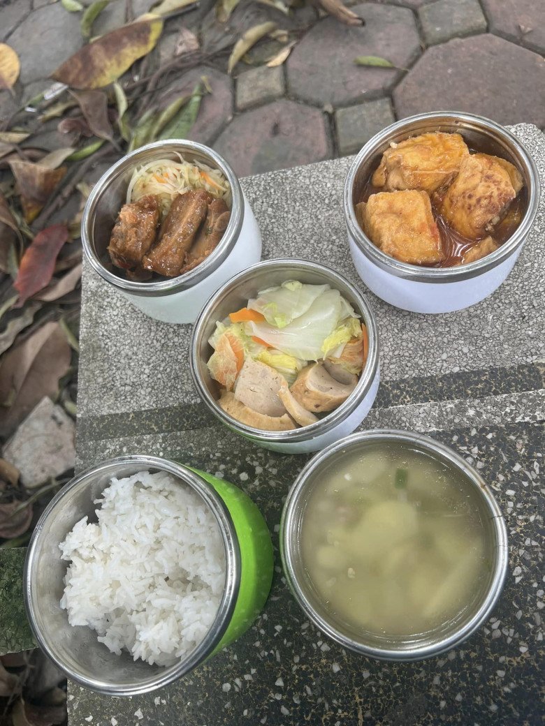 Trong những hình ảnh trước đây, bà mẹ đơn thân thường không quá kiêng khem chuyện ăn uống. Những bữa ăn trên phim trường của cô khá đầy đủ dinh dưỡng.