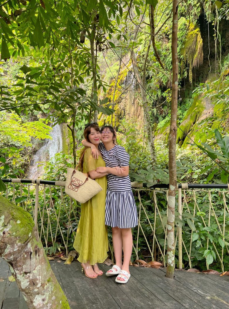 Nhờ giữ được dáng thon, khi đứng cạnh con gái, trông MC Diệp Chi như chị gái của con.