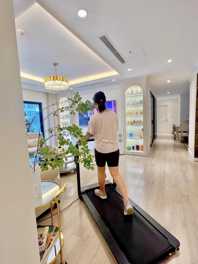 Để tranh thủ thời gian rèn dáng, nữ đạo diễn Ai Là Triệu Phú còn đầu tư những dụng cụ tập luyện chuyên nghiệp tại nhà.