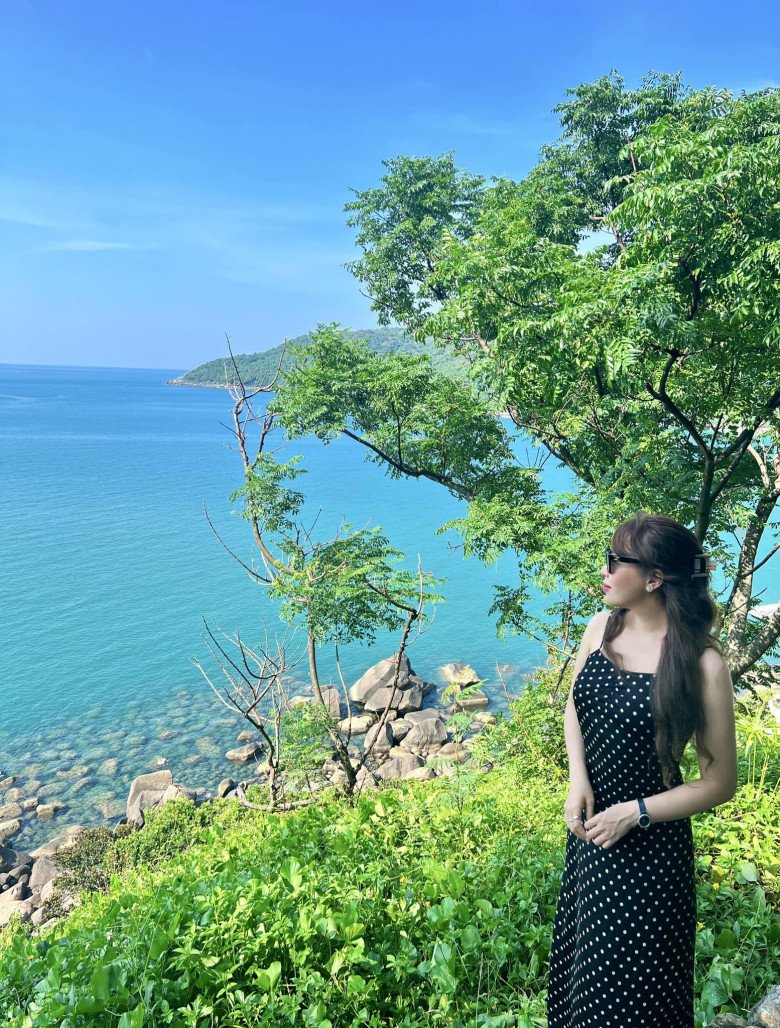 Ở tuổi 37 và làm mẹ 1 con nhưng MC Diệp Chi vẫn duy trì vóc dáng thon gọn, chuẩn chỉnh. Dù ít khi diện trang phục khoe dáng nhưng qua những hình ảnh ngày thường, có thể thấy rõ vóc dáng của cô luôn được duy trì cân đối.