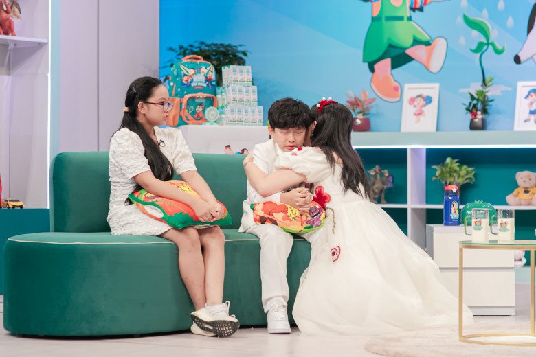 Diễn viên Ngọc Lan đồng cảm, xúc động ôm diễn viên nhí.