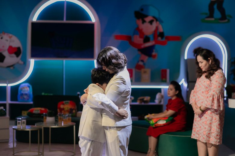 Hai mẹ con xúc động ôm chầm lấy nhau sau những lời tâm sự.