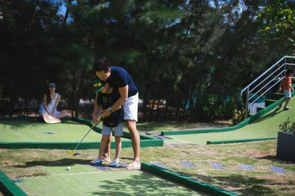 Subeo xuất hiện ở sân golf “đọ gậy” cùng Cường Đôla, 13 tuổi đã có khí chất tổng tài - 7