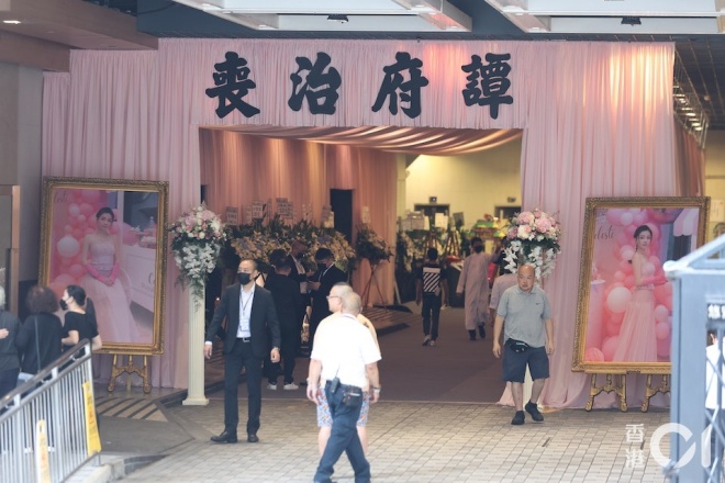 Hình ảnh bên ngoài nhà tang lễ.