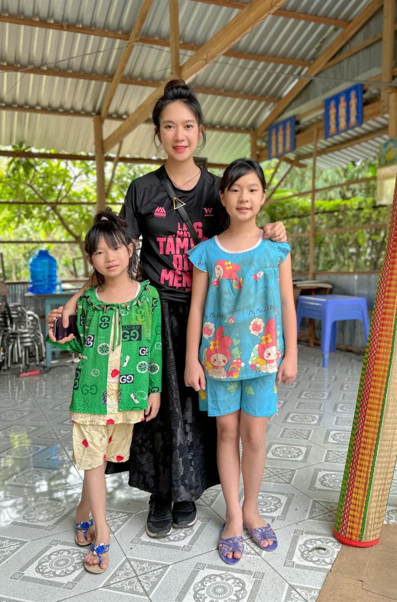 Doanh thu trăm tỷ, Lý Hải Minh Hà đợi con gái 10 tuổi mới tặng một món quà sinh nhật, mở ra bé không dám xài - 11