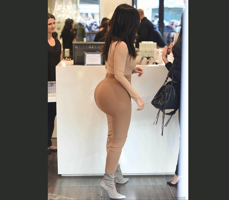 Theo News Npr, nhắc đến chị em nhà Kardashian, công chúng sẽ liên tưởng đến những phương pháp thẩm mỹ gây chấn động trong suốt một thập kỷ qua. Từ nâng ngực, nâng vòng 3 cho đến tiêm chất làm đầy, tất cả đều thu hút sự chú ý.
