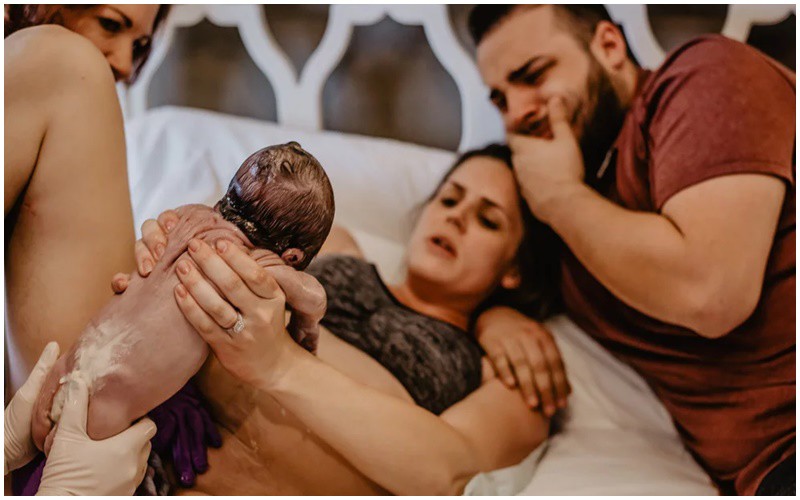 Ngay khi nhìn thấy con yêu chào đời, người mẹ và ông bố trong bức hình này đều kìm nén sự xúc động đang trào dâng. 
