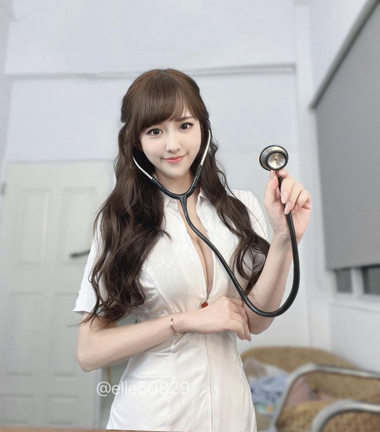 Rời áo blouse trắng, amp;#34;y tá đẹp nhất Đài Loanamp;#34; mặc phong phanh, bộ nào cũng xẻ sâu hun hút - 1