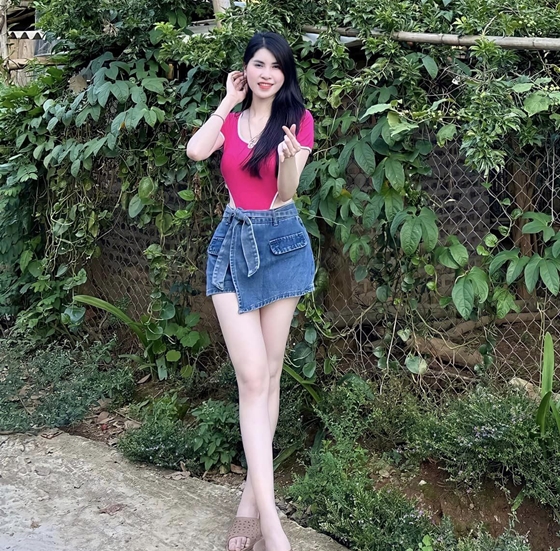 amp;#34;Hot girl giơ biển tuyển chồng hot nhất sân Mỹ Đìnhamp;#34; khoe da trắng phát sáng bên vườn rau - 3