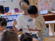 Làm mẹ - Thấy cảnh con ăn hết bát xin thêm nhưng cô không cho, mẹ tức giận chất vấn nhưng xấu hổ nghe cô nói