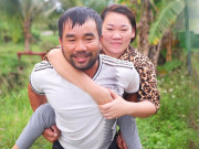 Tin tức - Người phụ nữ bại liệt cưới chồng cao ráo nổi tiếng Khánh Hòa: "Nhìn con trai tôi trộm vía vậy chứ nuôi bằng nước cơm đó"