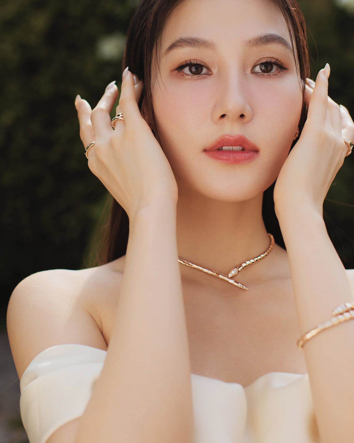 Diễm My 9x nổi tiếng là nữ diễn viên tài sắc vẹn toàn của làng giải trí Việt.