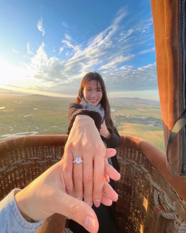 Diễm My khiến nhiều người ghen tỵ khi chia sẻ khoảnh khắc được bạn trai doanh nhân cầu hôn ngay trên bầu trời.