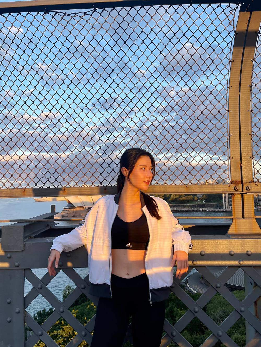 Ngắm nhìn những hình ảnh phô diễn vòng eo con kiến của Diễm My 9x, ai nấy đều thi nhau khen ngợi. Bên cạnh đó, các chị em đều muốn xin bí quyết để sở hữu vòng eo thon, đẹp mãn nhãn như thế. 