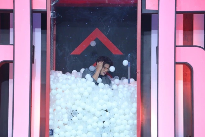 Vũ Hà phát hiện máu chảy từng giọt nhưng vẫn cố gắng chịu đau.