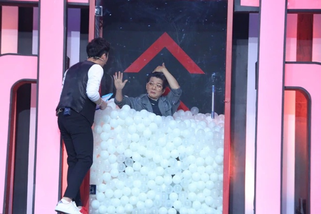 Tai nạn ở trường quay gameshow: Hoa hậu hoảng loạn bị flycam đập vào mặt, Vũ Hà rách da đầu chảy máu - 8