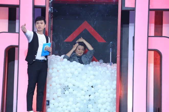 Anh giả bộ làm mặt tỉnh để không ảnh hưởng đến mọi người.