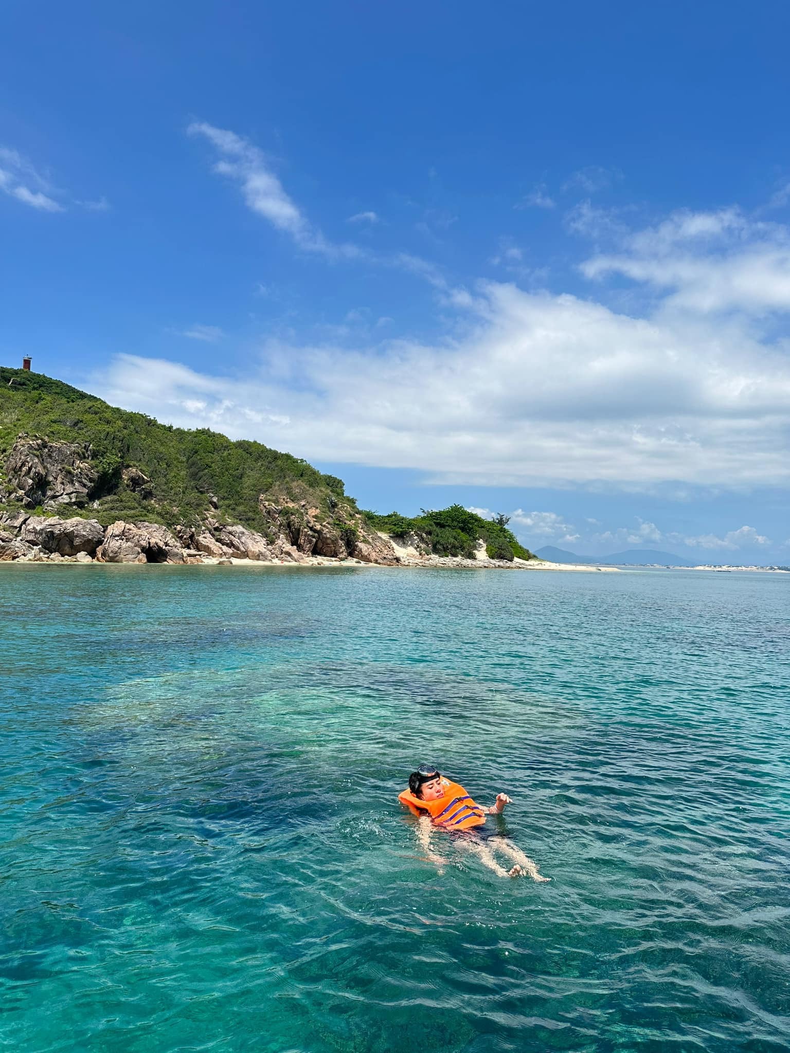 Lặn ngắm san hô ở đảo Hòn Nưa.
