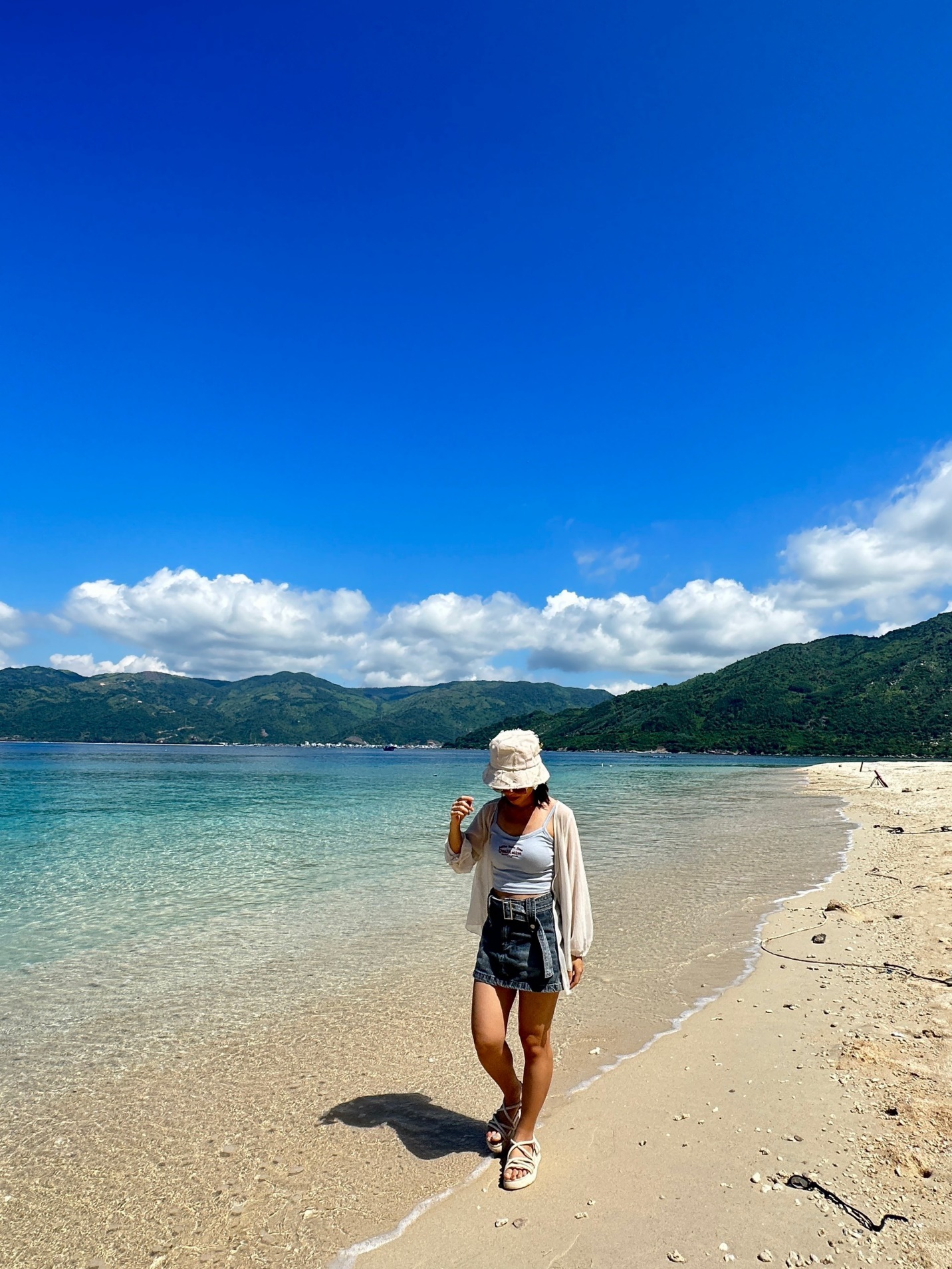 Du khách đặt chân đến đảo Hòn Nưa.