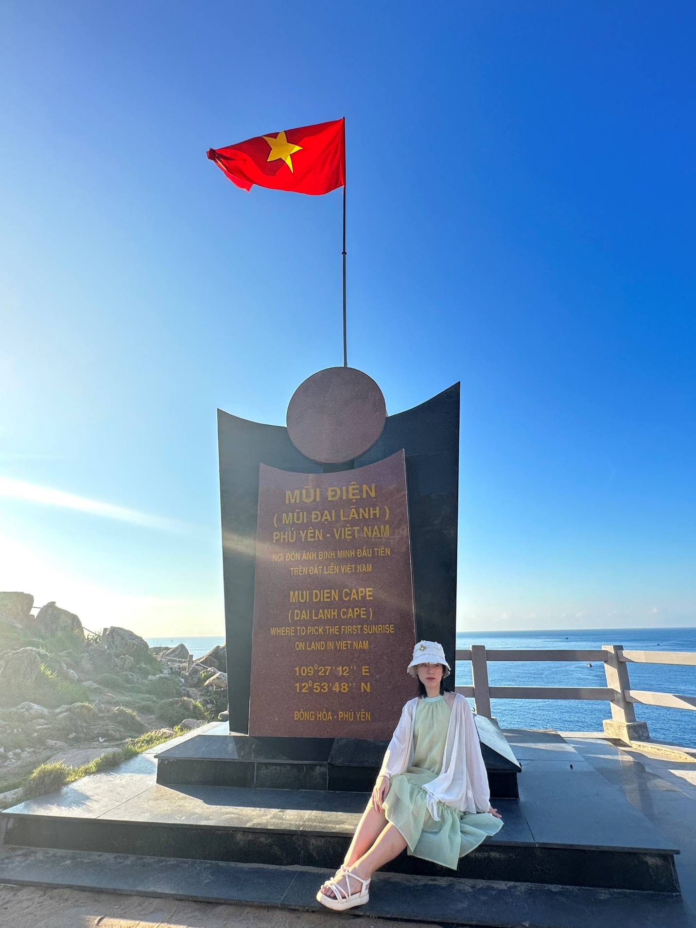 Du khách đến mũi Điện.