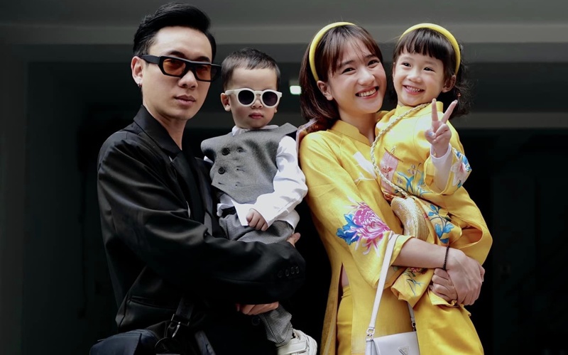Cuộc sống của HLV Rap Việt JustaTee và cô vợ xinh đẹp Trâm Anh được nhiều người ngưỡng mộ, cặp đôi sống vui vẻ cùng 2 đứa con đáng yêu là Cici và Mino.
