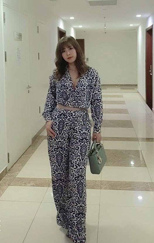 Đến hiện tại, bà xã Mạnh Trường tự tin khoe dáng trong những bộ trang phục cắt xẻ.