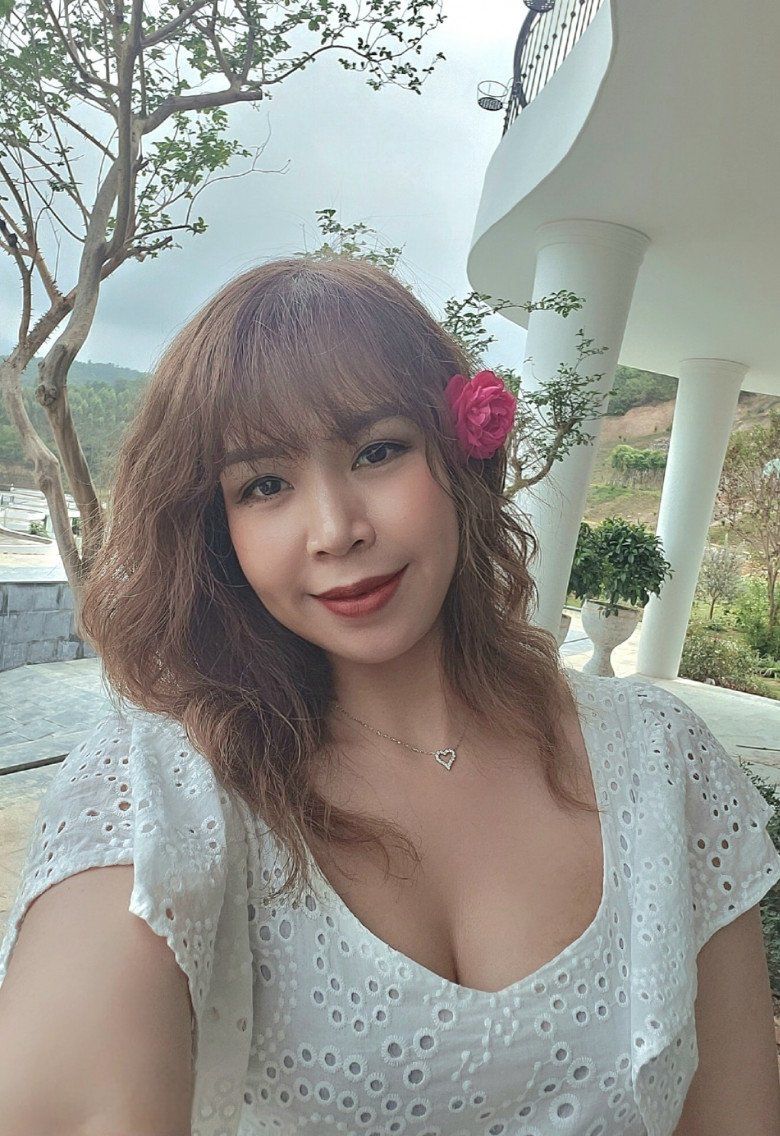 Ngay cả làn da của bà mẹ bỉm sữa cũng được chăm chút kỹ càng. Bên cạnh đó, Lan Phương cũng bắt đầu chăm chút đầu tư những layout trang điểm chỉn chu hơn, tôn lên những đường nét sắc sảo.