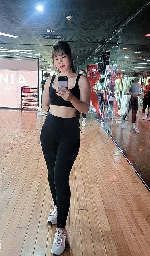 Ngay cả trong dịp lễ 30.04 - 01.05, trong khi nhiều người nô nức đi du hí, bà xã Mạnh Trường vẫn miệt mài tập luyện siết dáng. Hình ảnh cô cập nhật khi đó cũng gây bất ngờ khi đã bắt đầu xuất hiện cơ bụng. Rõ ràng cô đã về dáng như mong muốn.