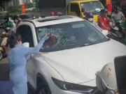 Tin tức - Bắt quả tang chồng chở bồ trong ô tô, vợ mượn mũ bảo hiểm đập vỡ kính xe rồi chui hẳn vào trong đánh ghen