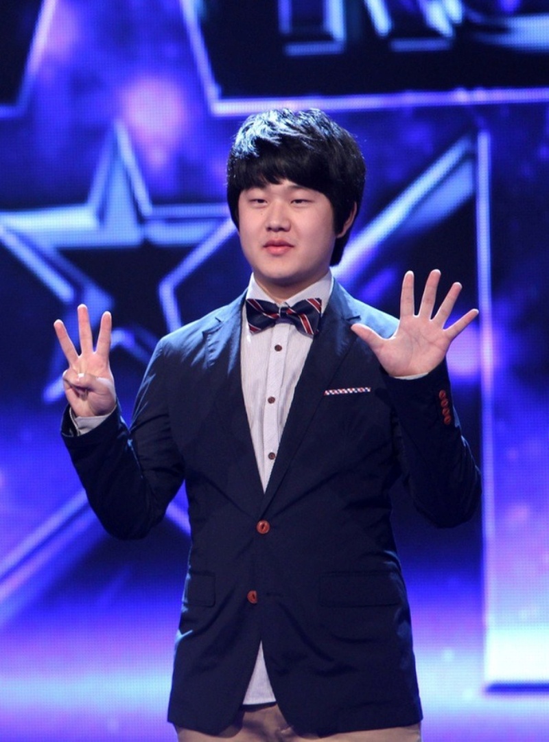 Sinh năm 1990, Choi Sung Bong nổi tiếng khi giành vị trí Á quân mùa 1 của Korea's Got Talent vào năm 2011. Anh được biết đến với biệt danh "Susan Boyle của Hàn Quốc".
