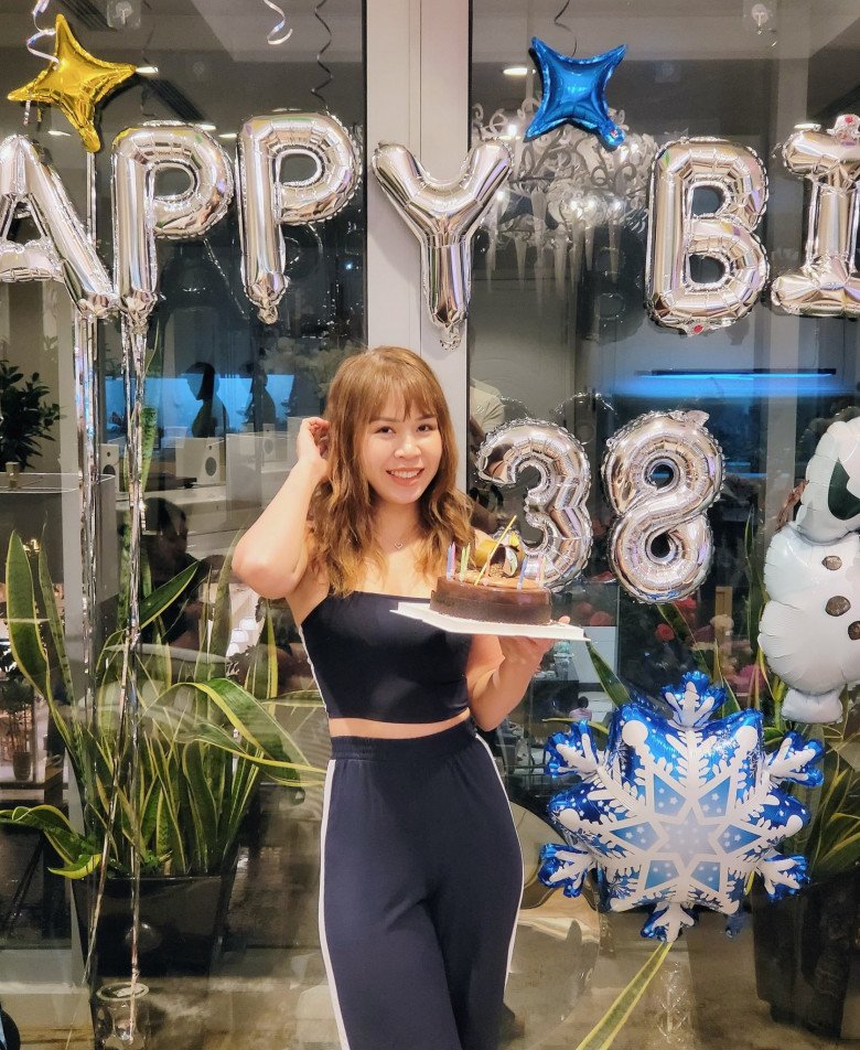 Diện trang phục cũng khá đơn giản nhưng có form dáng ôm sát cơ thể, Phương Phạm khoe trọn body nuột nà dù mới sinh con chỉ vài tháng. 