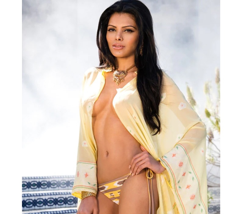 Việc ngôi sao" Bollywood trở thành người phụ nữ Ấn Độ đầu tiên xuất hiện trên tạp chí Playboy đã gây ra một làn sóng chỉ trích dữ dội tại đất nước cô - nơi cấm lưu hành loại tạp chí người lớn này.
