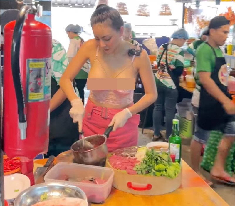Mới đây, mạng xã hội Thái Lan và Trung Quốc như bùng nổ với những đoạn clip khoe vòng một bốc lửa của một bà chủ quán ăn, cô nàng xinh đẹp ăn mặc như thiên thần nội y để làm bếp.
