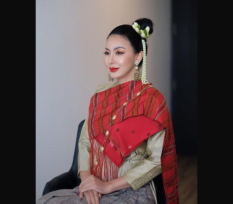 Prece Kai Yok xinh đẹp trong một buổi chụp ảnh với trang phục truyền thống Thái Lan, người đẹp cũng rất quan tâm và thường xuyên làm việc thiện để giúp đời giúp người. 
