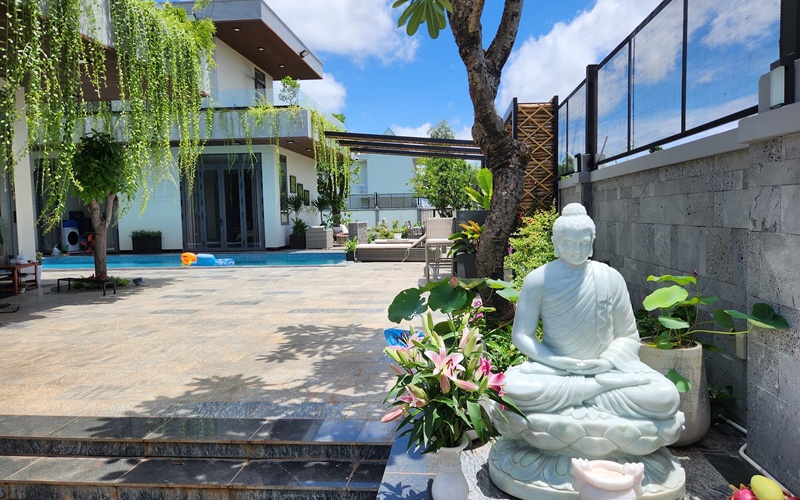 Quách Thành Danh còn đặt bức tượng Phật trong khuôn viên nhà, tạo cảm giác yên bình.

