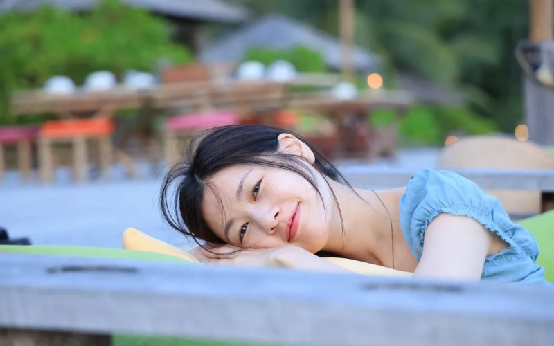 Mới đây, nữ diễn viên của bom tấn cổ trang Hoàn Hồn - Jung So Min vừa bất ngờ "đánh úp" với loạt ảnh đẹp như poster phim của cô tại vịnh Ninh Vân, Nha Trang.
