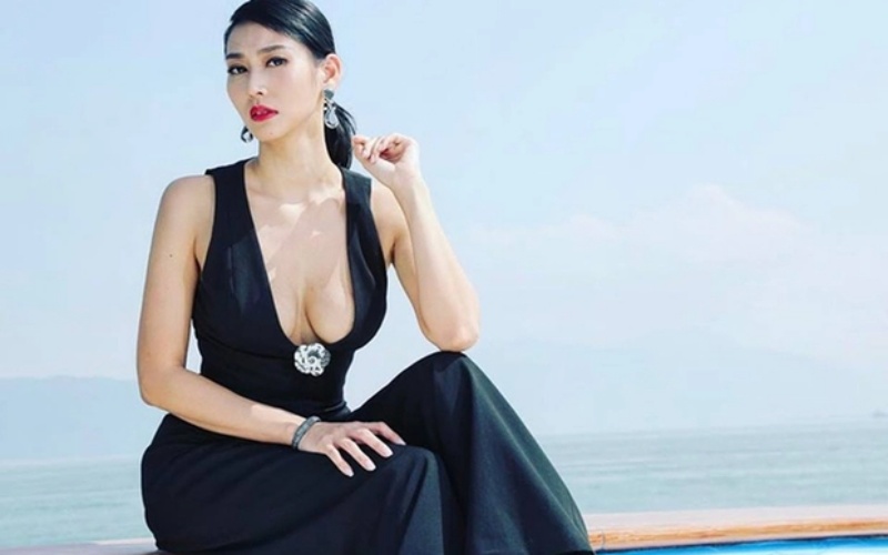 Á hậu Trang Đoan Nhi cũng được cho là 1 trong những mỹ nhân "hậu cung" của Alvin Chau. Hiện tại, nàng hậu đang có cuộc sống sung túc và được yêu thích bởi gu thời trang gợi cảm và phóng khoáng. Cô không còn dính líu đến vị tỷ phú.
