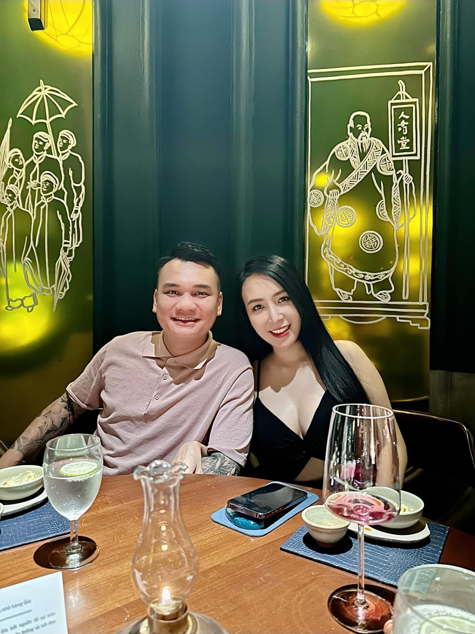 Ngầu là thế, nhưng Khắc Việt lại là người đàn ông ngoan và tử tế qua chia sẻ của vợ.
