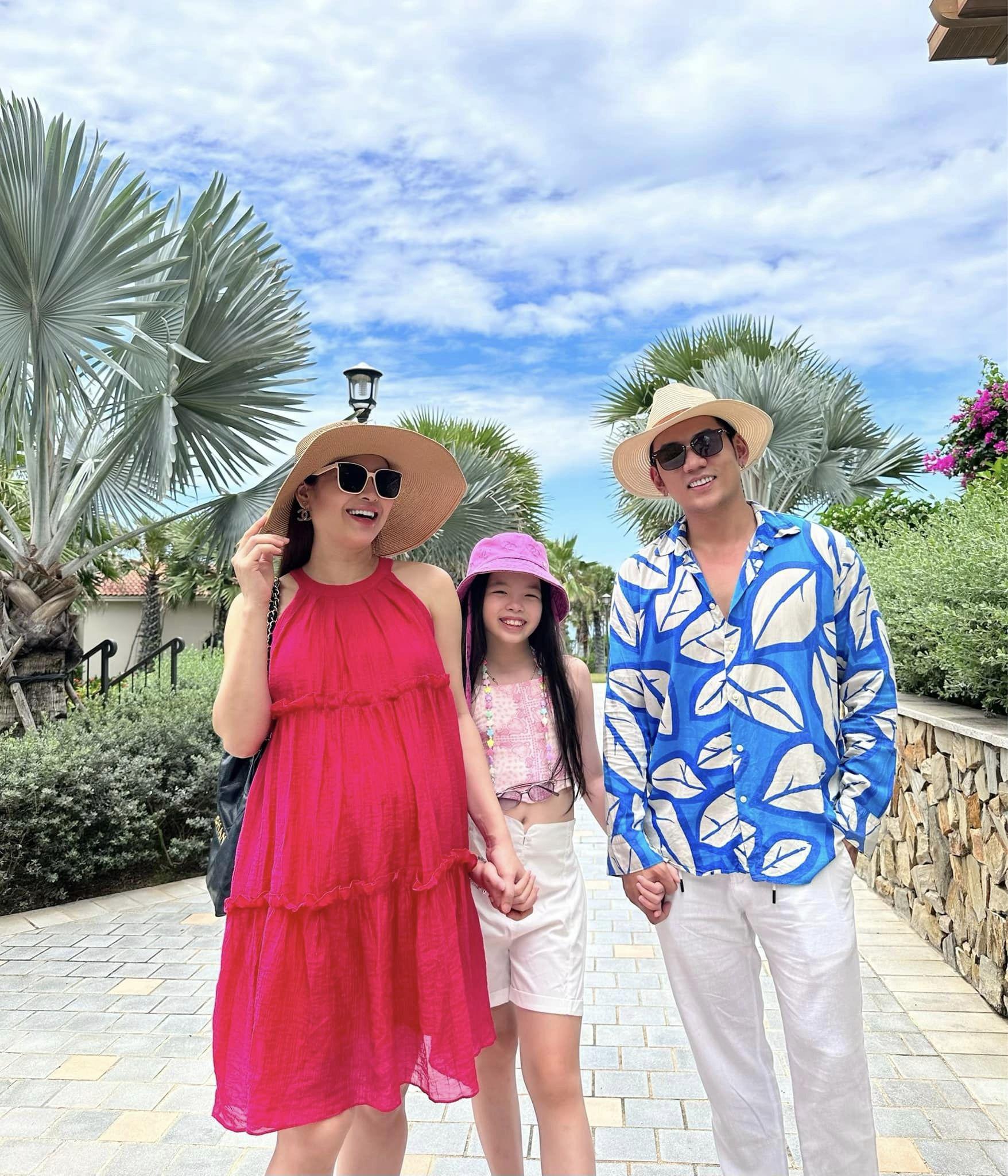 Dù “bóc phốt” người bạn đời, Lý Bình và Phương Trinh Jolie rất thoải mái, hài hước chứ không có ý trách mắng. Cả hai đúc kết lại vẫn không muốn đối phương phải thay đổi điều gì vì gia đình nhỏ bây giờ đã quá hạnh phúc.